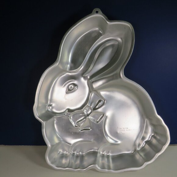 Wilton 1986 Bunny Rabbit Cake Mold Aluminum Metal - Picture 1 of 12